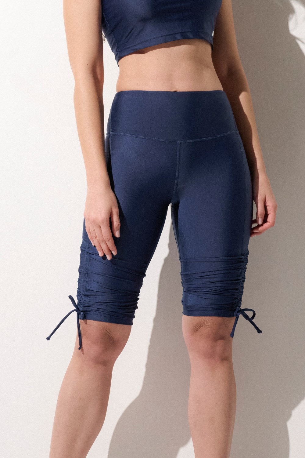 Legging de bain anti-UV bleu marine pour femme, léger et confortable, offrant une protection solaire UPF50+.