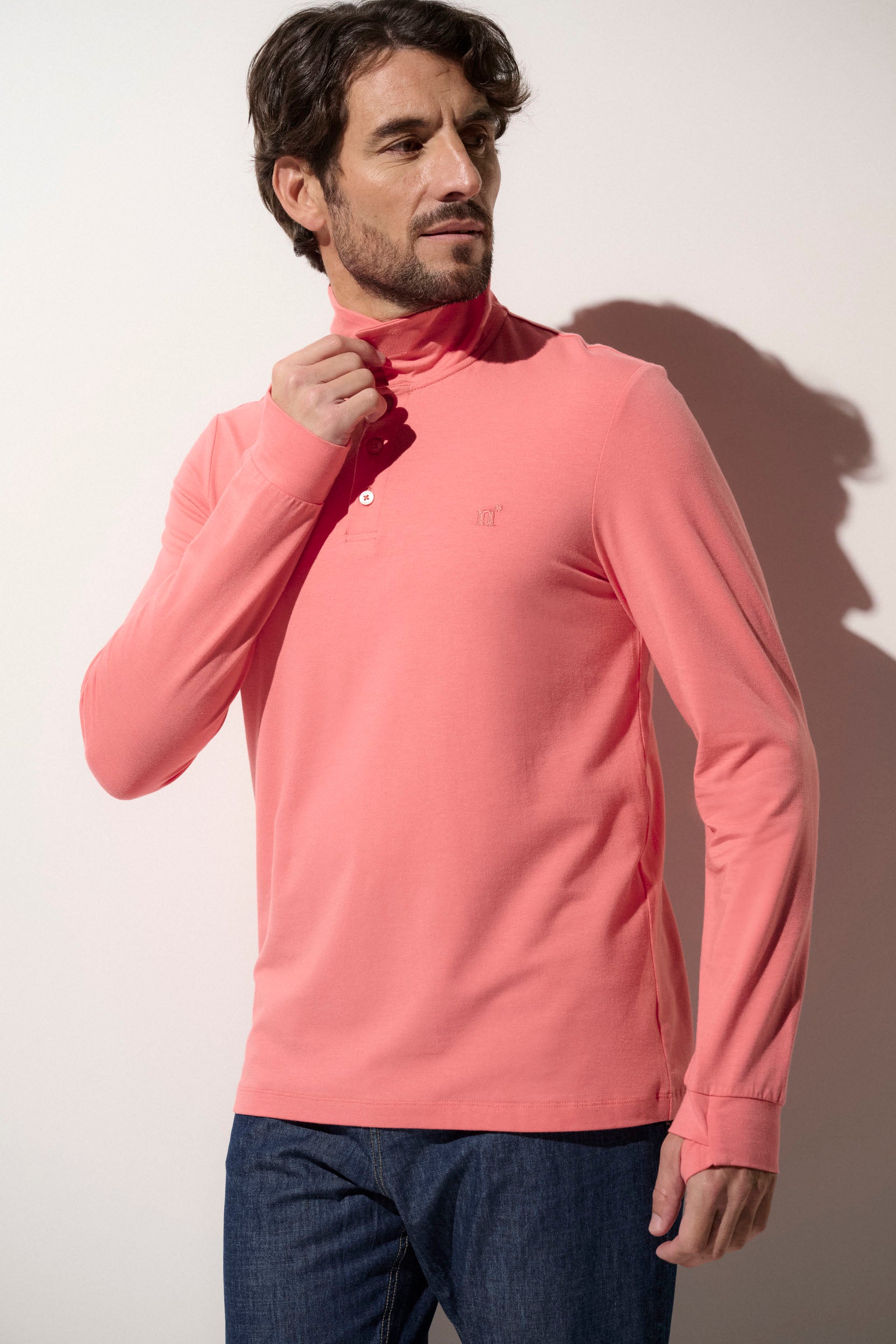 Polo anti-UV pour homme, coloris corail, léger et élégant, certifié UPF 50+ pour une protection solaire optimale.