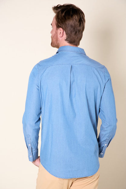 Chemise anti-UV pour homme en denim clair, manches longues, offre une protection solaire UPF40+ dans un style élégant.