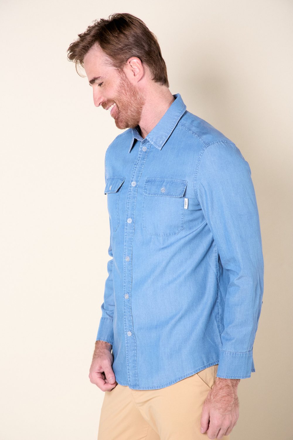 Chemise anti-UV en denim clair pour homme, légère et élégante, offrant une protection solaire UPF40+.