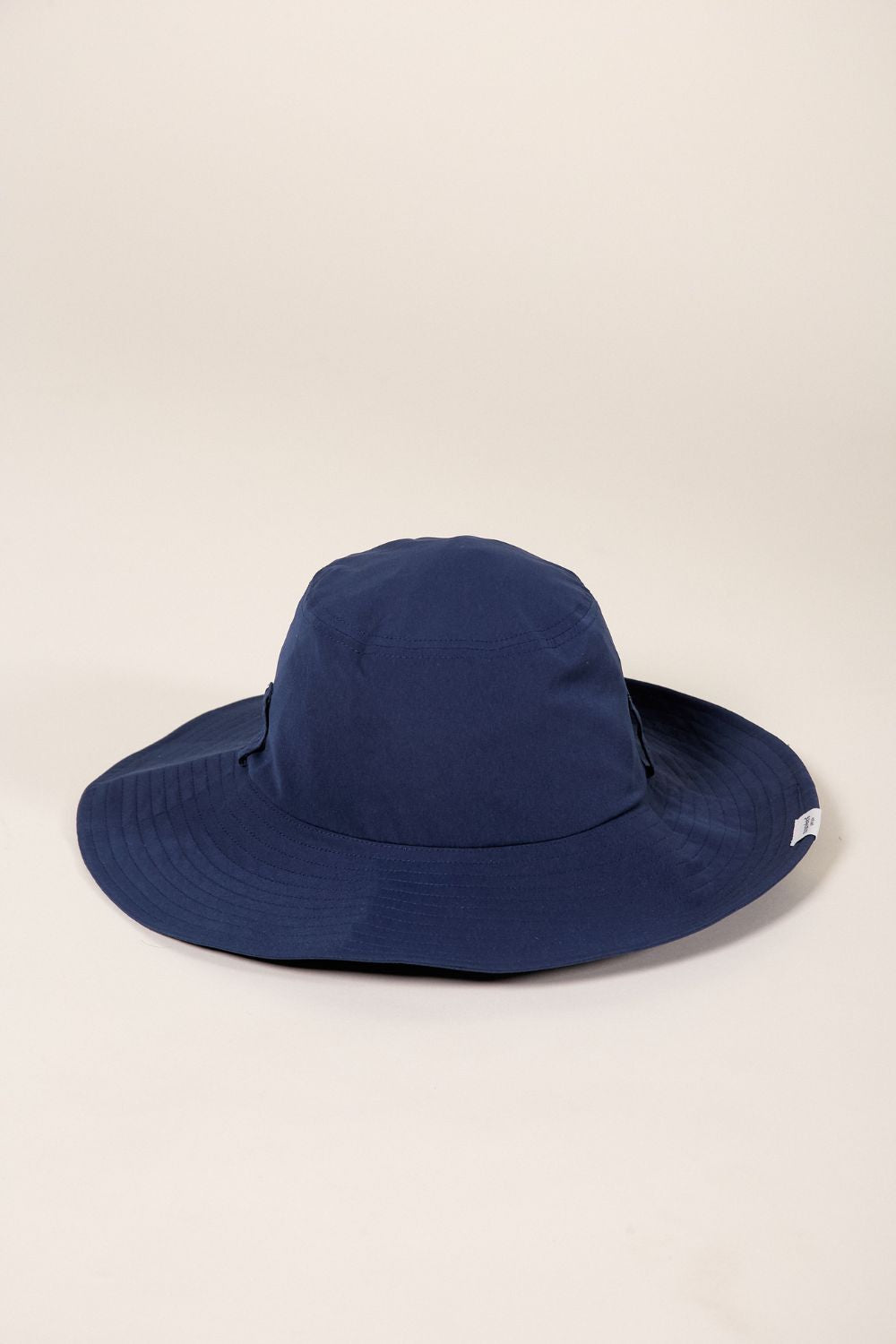 Chapeau anti-UV bleu océan, design élégant avec un large bord pour une protection solaire optimale.