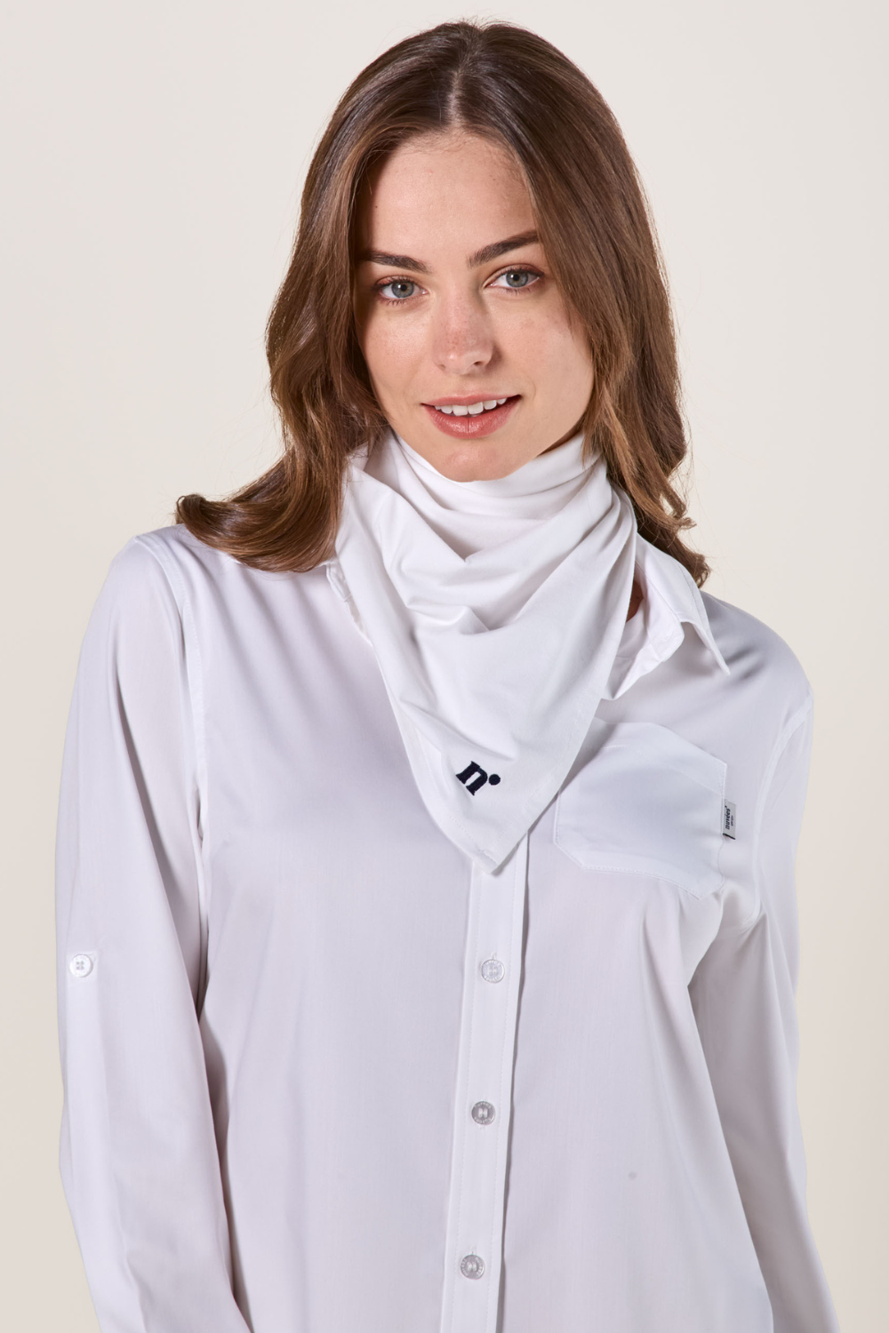 Bandana anti-UV blanc pour femme, léger et élégant, idéal pour une protection solaire avec UPF50+.