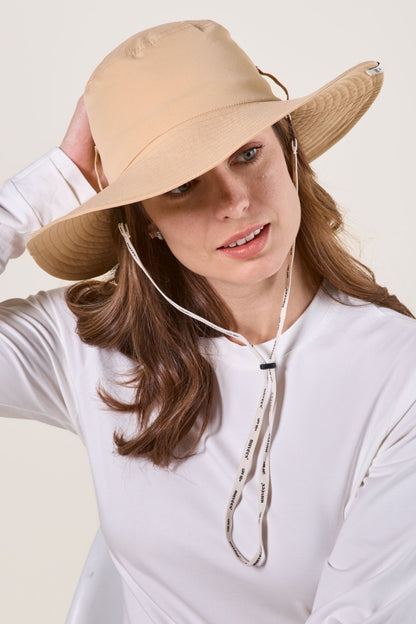 Chapeau anti-UV beige pour femme, protection solaire UPF 50+, avec jugulaire, idéal pour les activités en extérieur.