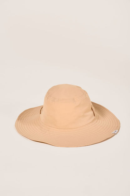 Chapeau anti-UV beige pour femme, protection solaire UPF50+, idéal pour la plage et les activités en plein air.