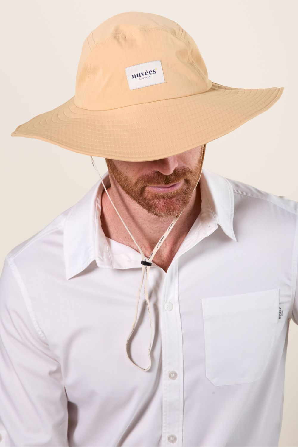 Chapeau anti-UV beige pour homme, léger et élégant, idéal pour une protection solaire quotidienne.