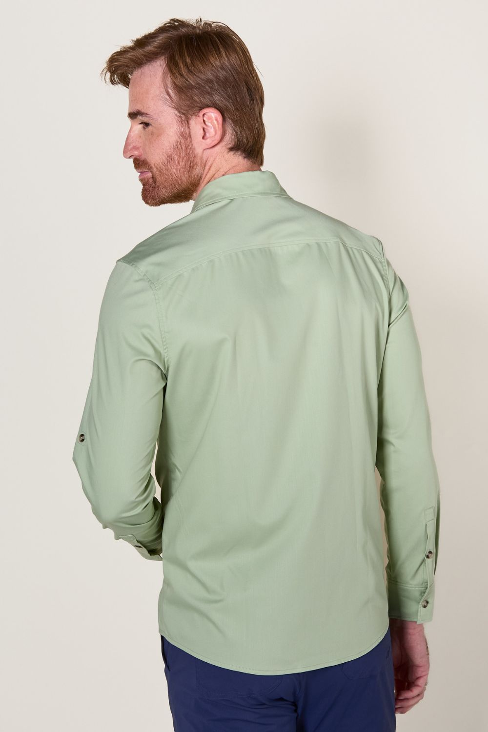 Chemise anti-UV verte UPF50+ pour homme, idéale pour une protection solaire lors de promenades en extérieur.