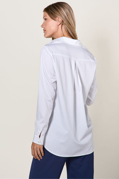 Chemise longue anti-UV blanche pour femme, élégante et légère, offrant protection solaire UPF50+.