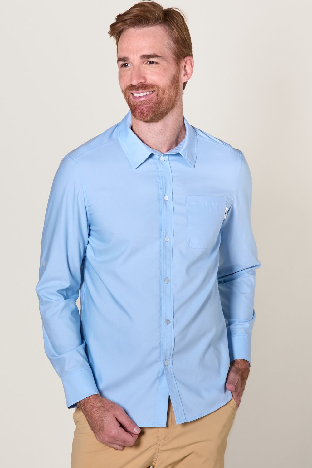 Chemise anti-UV bleu clair UPF50+ pour homme, idéale pour la protection solaire lors d'activités en extérieur.