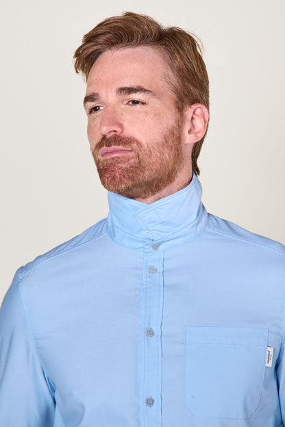 Chemise anti-UV pour homme en bleu, UPF 50+, idéale pour des sorties en extérieur tout en restant élégant.