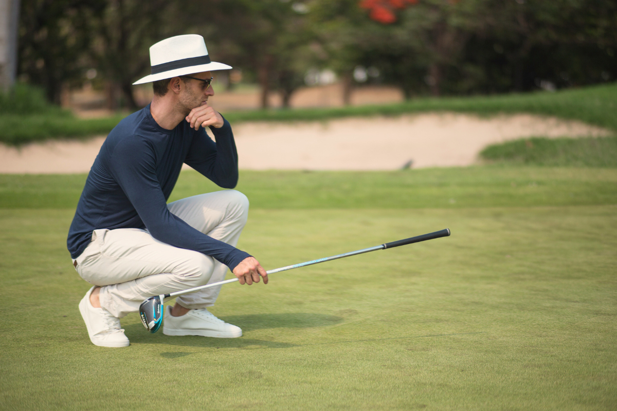 Homme jouant au golf protégé par un polo anti-UV