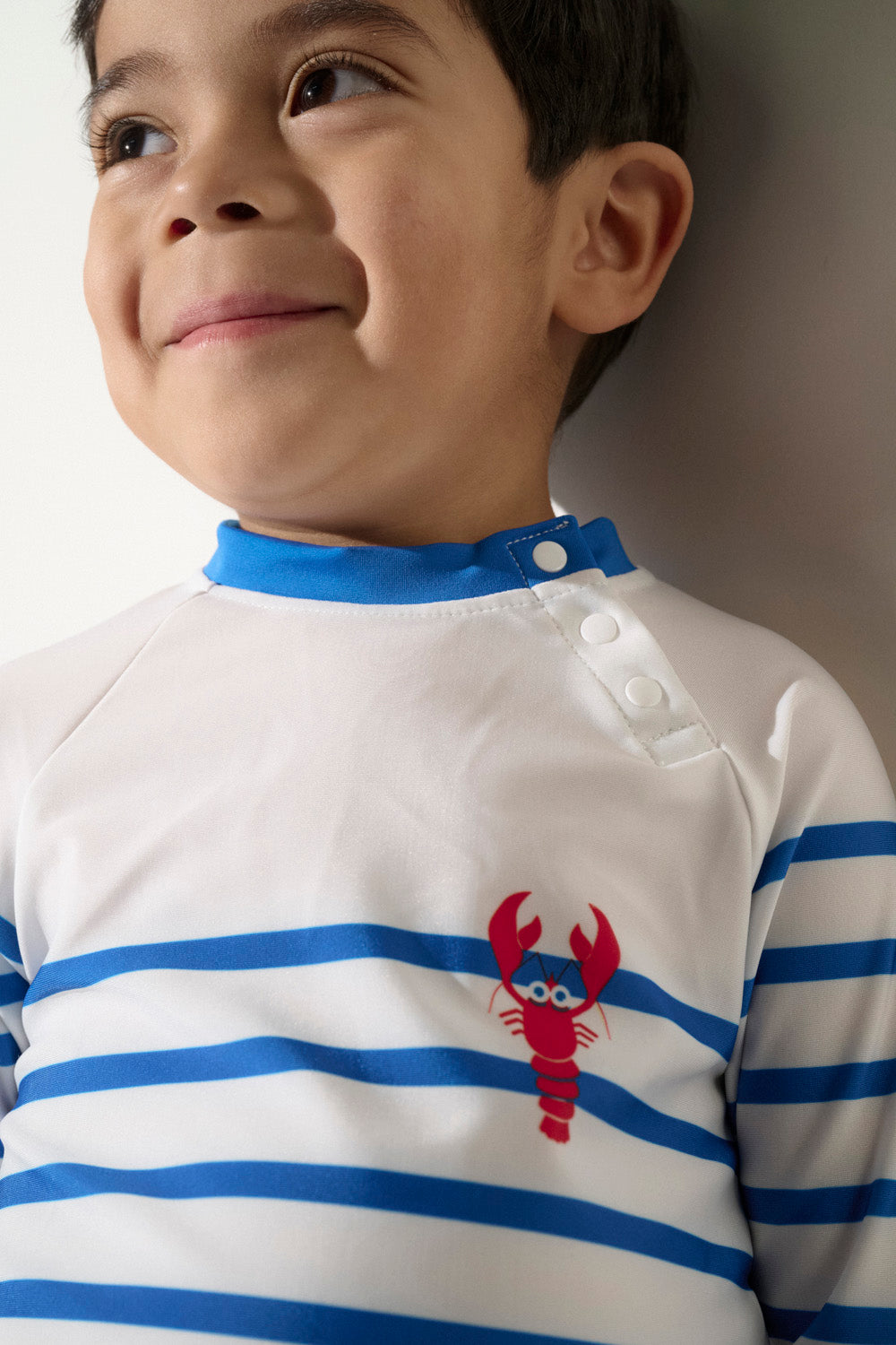 T-shirt de bain anti-UV pour garçon, rayé bleu et blanc avec motif de homard, UPF 50+ pour protection solaire.