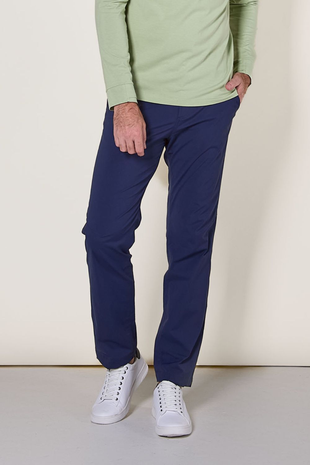 Pantalon anti-UV bleu océan pour homme, confortable et UPF 50+, idéal pour des activités en extérieur.