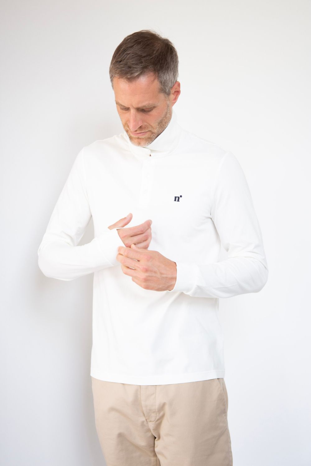 Polo anti-UV blanc pour homme, manches longues, certifié UPF 50+, léger et élégant pour une protection solaire quotidienne.