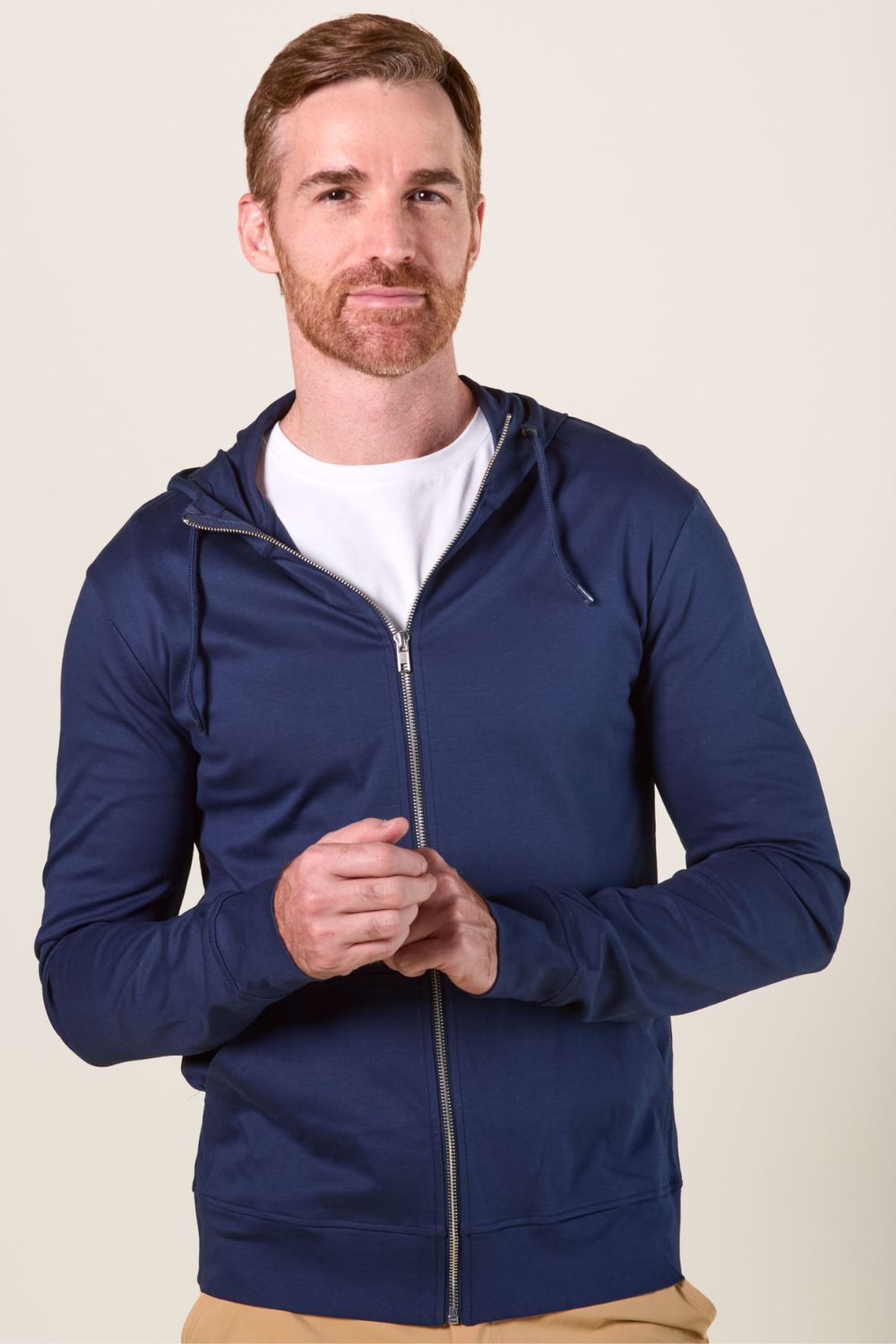 Sweat-shirt anti-UV bleu homme à capuche, léger et confortable, certifié UPF50+ pour toutes les activités extérieures.