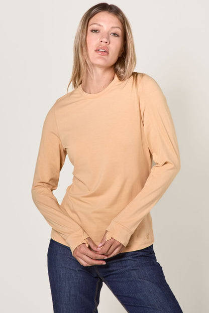 T-shirt anti-UV beige à manches longues pour femme, léger et confortable, certifié UPF 50+ pour une protection solaire efficace.