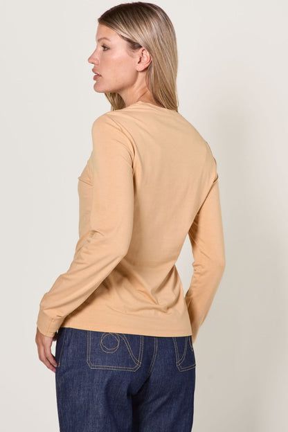 T-shirt anti-UV beige à manches longues pour femme, léger et confortable, offrant une protection solaire UPF 50+.