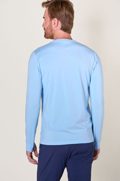 T-shirt anti-UV bleu clair pour homme, manches longues, léger et UPF 50+ pour une protection solaire confortable.