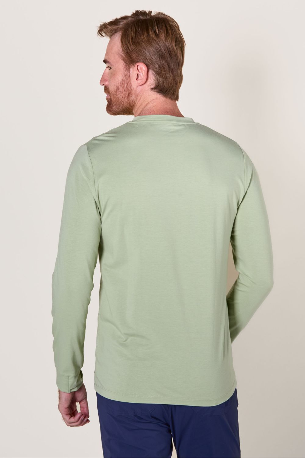 T-shirt anti-UV à manches longues pour homme, en vert clair, certifié UPF 50+ pour une protection solaire quotidienne.