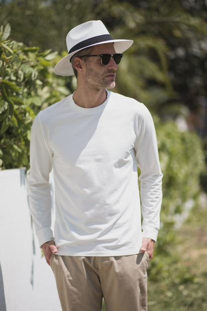 Homme portant un t-shirt anti-UV blanc UPF 50+, élégant et léger, idéal pour se protéger du soleil.