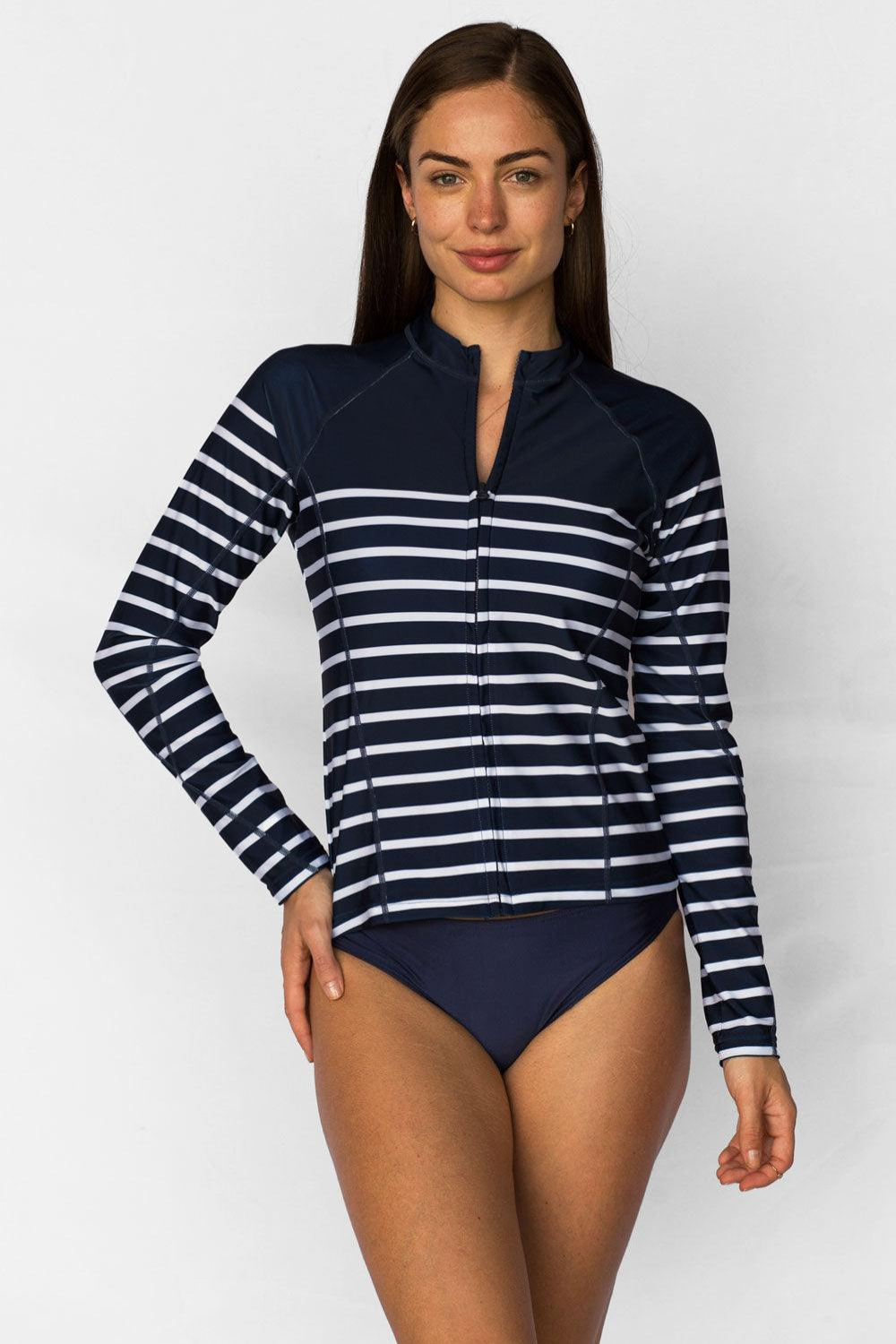 Veste de bain anti-UV rayée pour femme, tissu léger UPF 50+, idéale pour les activités aquatiques.