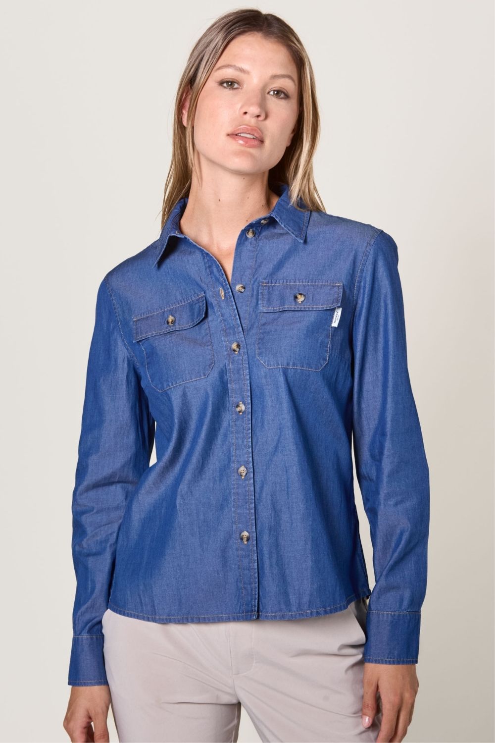 Chemise anti-UV femme en denim foncé, légère et respirante, offre une protection solaire UPF 50+ pour un quotidien élégant.