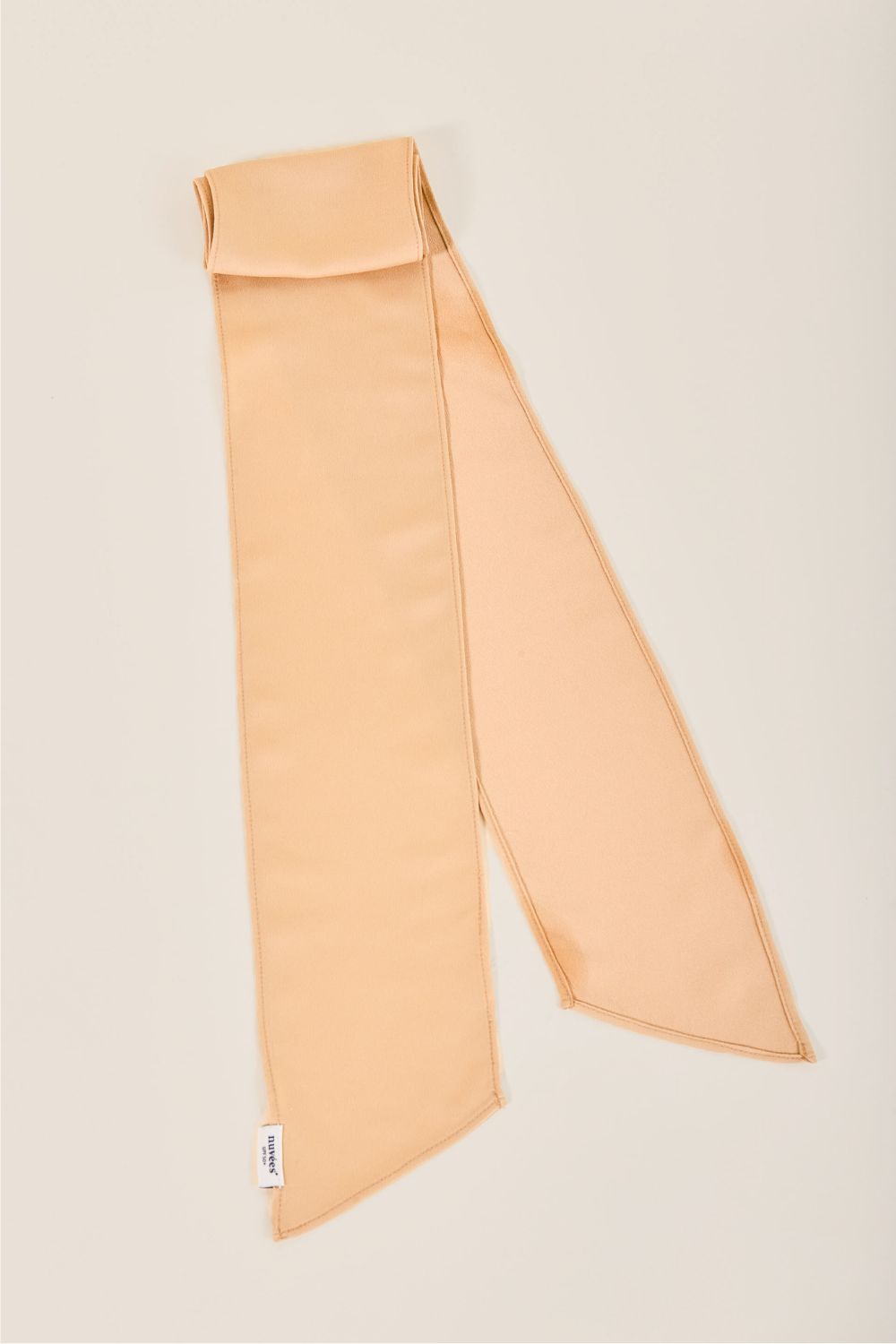 Foulard anti-UV beige pour femme, léger et élégant, conçu pour une protection solaire UPF50+ avec chapeaux Nuvées.