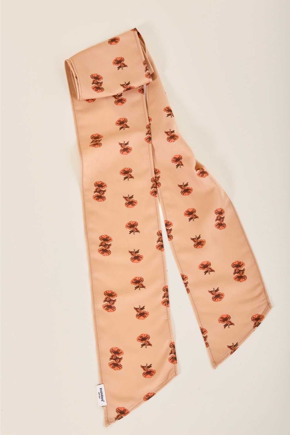 Foulard anti-UV rose à fleurs pour femme, parfait pour accessoiriser un chapeau, offrant protection solaire UPF50+.