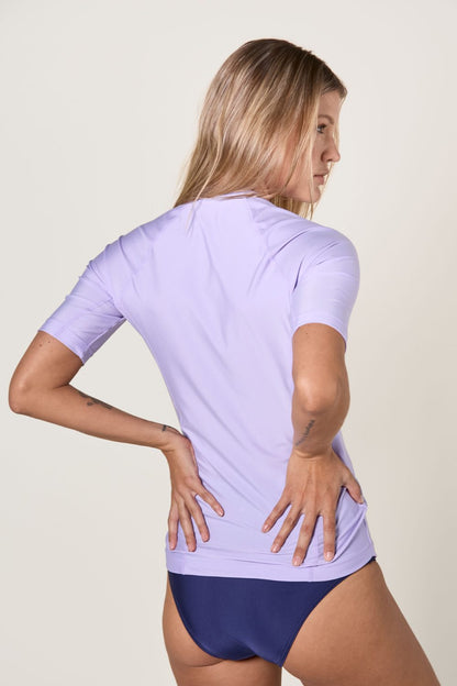 T-shirt de bain anti-UV lilas pour femme, manches courtes, idéal pour activités aquatiques.