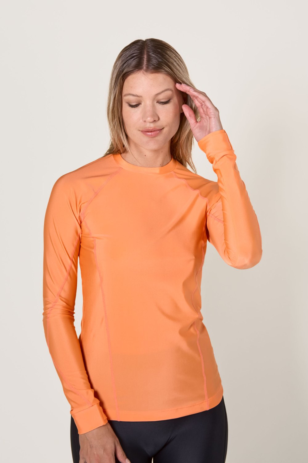 T-shirt de bain anti-UV orange pour femme, manches longues, idéal pour les activités aquatiques, certifié UPF 50+.