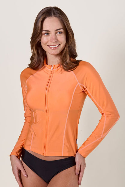 Veste de bain anti-UV orange pour femme, idéale pour la protection solaire lors d'activités aquatiques.